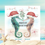 Seahorse Beach Mistletoe Kiss Gift jul Julkort<br><div class="desc">Kusttemat Nytt julkort har vattenfärgsseahorser i tomten som kyssar under mistletoe på stranden med en "gift jul"-rubrik. Julhälsningar och namn kan vara personlig. Besök min "Seahorse Coastal God Kiss"-samling för att samordna inbjudningar,  party-förråd,  dekor med mera. Art av KL Lagrar.</div>