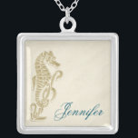 Seahorse Brudens sida Gift Necklace Silverpläterat Halsband<br><div class="desc">Här är ett underbart sätt att behålla bröllop-temat levande även efter bröllop. Denna följare är fullt ut anpassade och har ett sjöligt intryck i sanddesignen. Anpassa den med bridens namn för en utmärkt möhippa eller lägg till namn för dina brudar för ett underbart tack. SEA001</div>