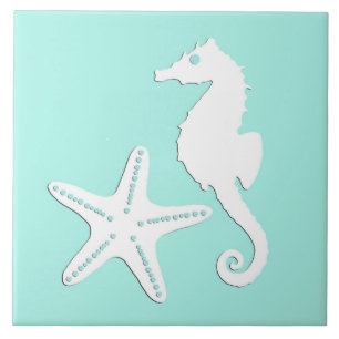 Seahorse och sjöstjärna - vit på blek aqua kakelplatta