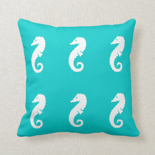 SEAHORSE WHITE på blå kudde