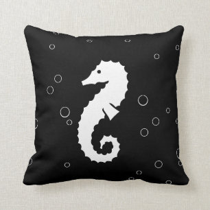 SEAHORSE WHITE på svarta kuddar