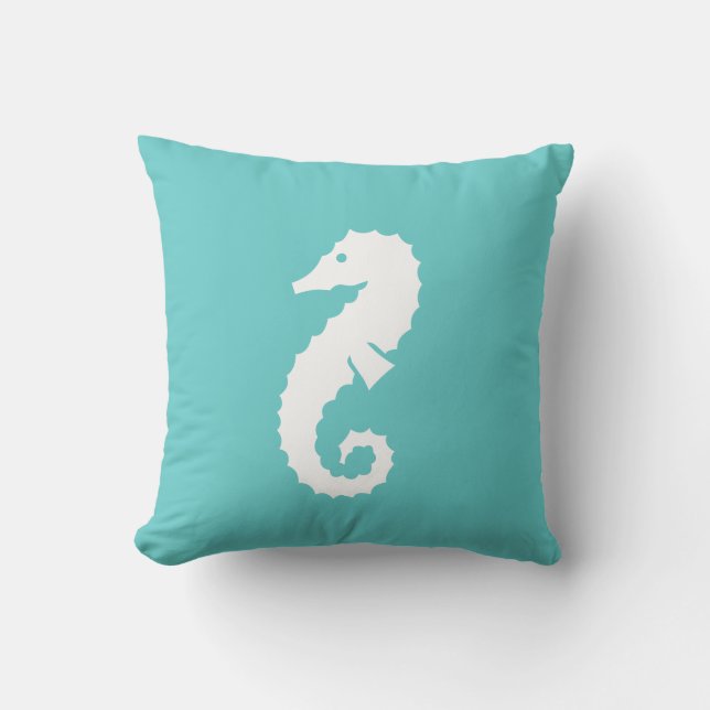 SEAHORSE WHITE på tealblåa kuddar (Framsida)
