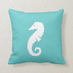 SEAHORSE WHITE på tealblåa kuddar