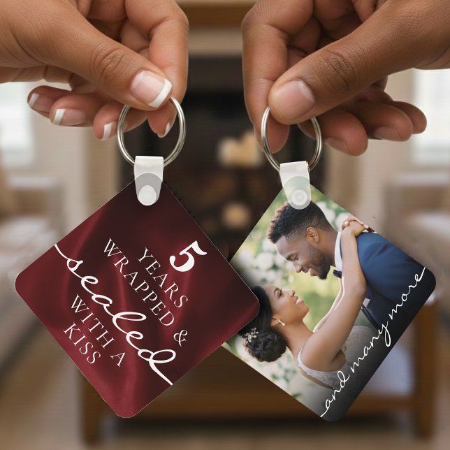 Sealed with a Kiss Red 5th Birthday Anniversary Nyckelring (Skapare uppladdad)