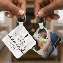 Sealed with a Kiss White 1st Birthday Anniversary Nyckelring