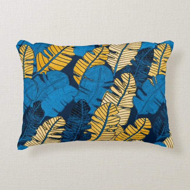 Seamless pattern with hand drawn tropical leaves.  prydnadskudde (Framsidan)
