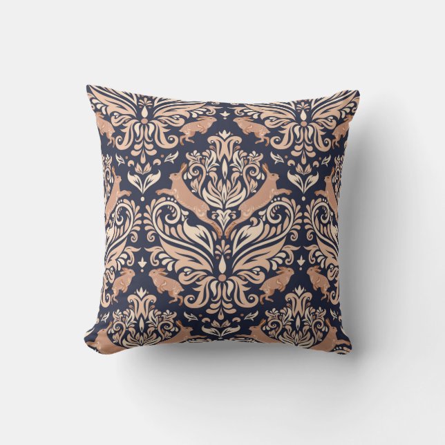 Seamless symmetrical pattern in the Damask style.  Kudde (Framsida)
