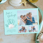 Seas N Hälsning Aqua Blue Beach Julfoto Julkort<br><div class="desc">Den här snyggten har den moderna 3 fotostranden med julkort en vit sanddollar och två vita stjärnfiskar på glitter korall gren,  med en ljusblå akrablåbakgrund.</div>