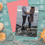 Seas n' Hälsning Beach-skript | Julfoto Julkort<br><div class="desc">Det här moderna fotokortet i helgdag har ett elegant med vita calligrafskript över ett fullt-utfallsfoto. Hälsning på framsidan säger "Seas n' Hälsning", vilket gör det till en perfekt för alla som tittar för en strand eller ett nautiskt tema. Den här designen rymmer ett lodrät på kortets framsida. På motsatt sida...</div>
