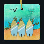 Seas och Hälsning Beach-jul med Rudolph Julgransprydnad Keramik<br><div class="desc">Tre röda näsrenar gömmer bakom sina surfor i den här söta kustjulscenen. Meddelandet på framsidan är enkelt att anpassa.</div>