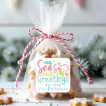 Seas och Hälsning Beach Sommar jul Fyrkantigt Klistermärke<br><div class="desc">Seas och Hälsning Beach Sommar Jultorget på sommartornet har texten "Seas och Hälsning" i modern kalligrafskripttypografi som accentueras med en fin sjögång och segelceller med personligen namn. Skapat av Evco Studio www.zazzle.com/store/evcostudio</div>