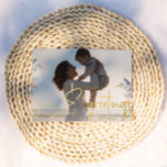 Seas och Hälsning Beach Theme Photo Sand<br><div class="desc">Cute "Seas and Hälsning"-fotokortet har en fotoframsida i fullt med ett skript för folie "seas and hälsning" och ditt namn och år. Två varma väder fiskmåsar ram ditt foto. Baksidan är fast mjuk sand färg.</div>