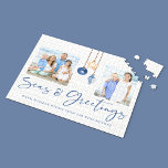 Seas och Hälsning Coastal Wood Helgdag Photo Pussel<br><div class="desc">Sjö och Hälsning Seashell-prydnad på kustskog Helgdag Fotopuzzel med havsblått och sandig snäcka prydnadsföremål hängande från segeljute på kustskiftträ med elegant typografi. Lägg till två av dina foton och ett personligt meddelande för en roligt nautisk helgdag-pussel. Kontakta oss på cedarandstring@gmail.com om du behöver hjälp med designen eller matchande produkter.</div>