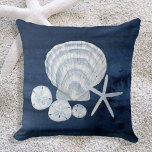 Seashell Beach House Navy Starfish Sand Dollar Kudde<br><div class="desc">Seashell Beach House Navy Starfish Sand Dollar. "Sommarhav" är en komplett samling strand, kustinspirerade konstverk av den internationellt kända konstnären och designern Audrey Jeanne Roberts. Den stora Scallop-snäckan är parad med en trio sanddollar och en vit finger-stjärnfisk. Den här samlingen har en vintage havsvik inslag i stil över en djup...</div>