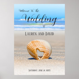 Seashell med ett hjärta på sand vid Beach. Poster