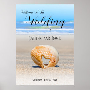 Seashell med ett hjärta på sand vid Beach. Poster