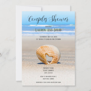 Seashell med hjärta och sand vid Beach, ett par du Inbjudningar