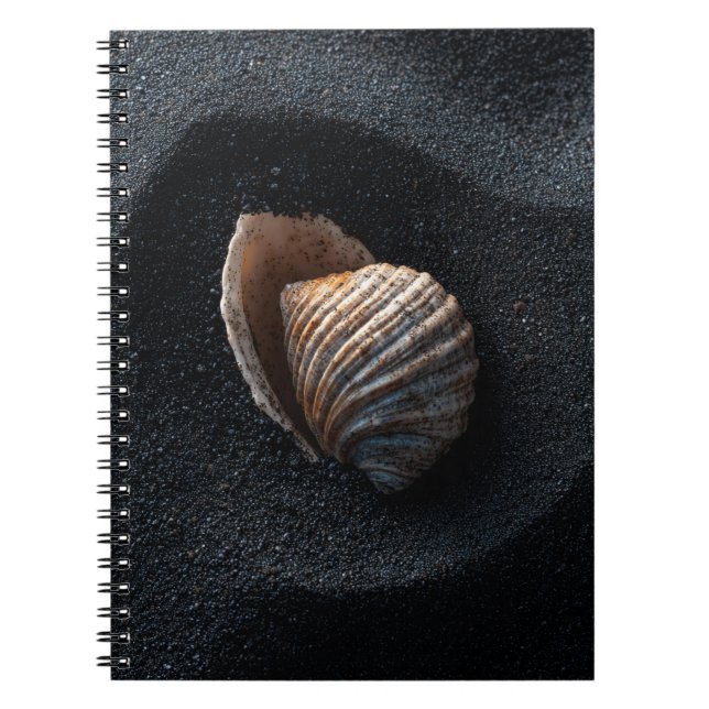 Seashell på Mörk Sand Notebook Anteckningsbok (Framsidan)