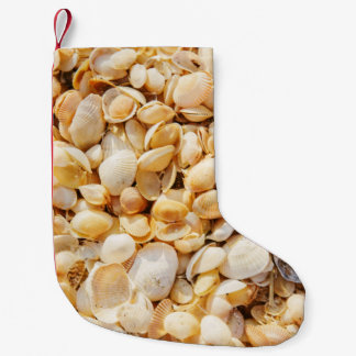 Seashell texturerade sommarstrandbakgrund. liten julstrumpa