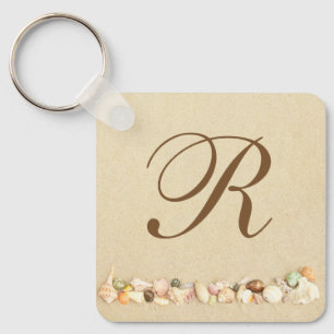 Seashellernas rad på Beach Sand med Monogram Nyckelring