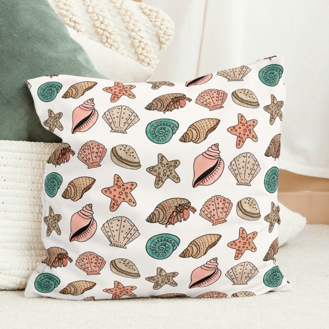 Seashells and Hermit Crab Cute Beach Kudde (Cute Seashell Coastal Kids Throw Pillow)