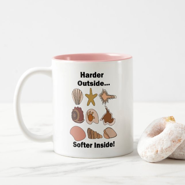 Seashells Hard Outside Soft Inside Attitude Quote Två-Tonad Mugg (Med munk)