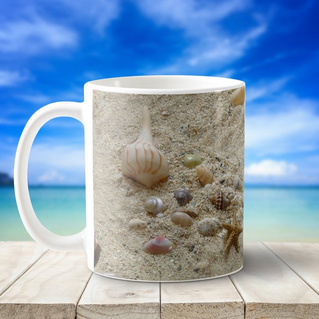 Seashells i Beach Sand Kaffemugg (Skapare uppladdad)
