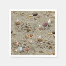 Seashells Nestled i Beach Sand