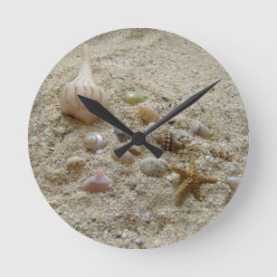 Seashells Nestled i Beach Sand Rund Klocka