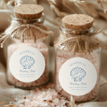 Seashells och Bröllop Klockor Bachelorette Party Runt Klistermärke<br><div class="desc">Lägg till en avslutande röra till din bachelorette-fest med vår Seashells & Bröllop Klockor Anpassningsbar Stickers! Dessa rundklistermärken har årstidsskal,  mjuka havstoner och elegant och är perfekt för att försegla välkomstpåsar,  dekorera kopp eller tillsätta luft i party favors.</div>