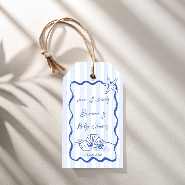 Seashells vågigt rand babydusch i blått presentetikett (Seashells wavy border blue stripes beach nautical baby shower personalized favor gift tags)