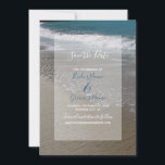 Seaside Beach & Sand Bröllop spara datum Spara Datumet<br><div class="desc">Den här stranddesignen har en sandig kusten. Med bildinställningarna kombineras blått hav, vitt krasch vinkar och guldsand. Ordalydelsen är elegant utformad med en vit ogenomskinlig bakgrund från gräns. Konstruktionens baksida användor samma färg som bridens och gruppens namn med det vita nautiska lodrät linjer. Det här är den perfekt strandmålets bröllopsdesign...</div>