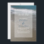 Seaside Beach & Sand Bröllop spara datum Spara Datumet<br><div class="desc">Den här stranddesignen har en sandig kusten. Med bildinställningarna kombineras blått hav, vitt krasch vinkar och guldsand. Ordalydelsen är elegant utformad med en vit ogenomskinlig bakgrund från gräns. Konstruktionens baksida användor samma färg som bridens och gruppens namn med det vita nautiska lodrät linjer. Det här är den perfekt strandmålets bröllopsdesign...</div>
