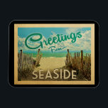 Seaside Beach Vintage resor Magnet<br><div class="desc">I den här vintagen från Seaside har man en sandstrand med vackra turkoshavet vatten och över havet,  ett blå himmel med gigantiska vita moln. I vintage resor stil.</div>