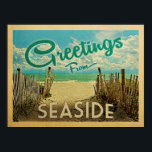 Seaside Beach Vintage resor Poster<br><div class="desc">I den här vintagen från Seaside har man en sandstrand med vackra turkoshavet vatten och över havet,  ett blå himmel med gigantiska vita moln. I vintage resor stil.</div>
