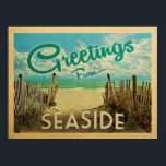 Seaside Beach Vintage resor Poster<br><div class="desc">I den här vintagen från Seaside har man en sandstrand med vackra turkoshavet vatten och över havet,  ett blå himmel med gigantiska vita moln. I vintage resor stil.</div>