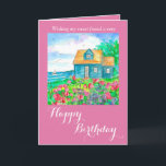 Seaside Cottage Grattis på födelsedagen Friend Kort<br><div class="desc">Ett hälsningskort från söt grattis på födelsedagen med en liten blå havsbeläggning med en segelbåt i vatten och en ljusröd söt ärter i blomning som minglar med lupiner och rosa vilda blommor en sommardag som dras med sepia bläck och målas med vattenfärg.</div>