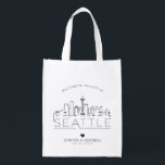 Seattle Bröllop | Stylized Skyline Återanvändbar Påse<br><div class="desc">En unik påse bröllop för ett bröllop som tar ställe i den vackra staden Seattle. Den här väskan är en stiliserad illustration av stadens unika skylt med namn under. Detta följs av information om bröllopsdagen i ett matchande öppet,  invändigt stil.</div>