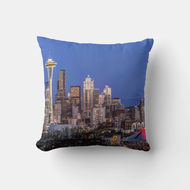 Seattle, Downtown och Mt. Rainier i skymningen Kudde (Framsida)