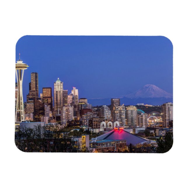 Seattle, Downtown och Mt. Rainier i skymningen Magnet (Horisontell)