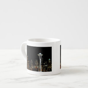 Seattle horisont på natten, med utrymmevisaren espressomugg