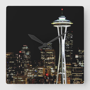 Seattle horisont på natten, med utrymmevisaren fyrkantig klocka