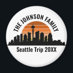 Seattle Skyline Sunset Anpassningsbar Family Vacat Magnet<br><div class="desc">Coolans anpassade Seattle resa-magneter med stadens skylin vid solnedgången. En silhuett av staden byggnad i Washington,  inklusive rymden nål ovanför personligen för din familjemester.</div>