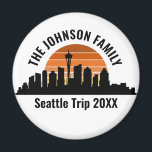 Seattle Skyline Sunset Anpassningsbar Family Vacat Magnet<br><div class="desc">Coolans anpassade Seattle resa-magneter med stadens skylin vid solnedgången. En silhuett av staden byggnad i Washington,  inklusive rymden nål ovanför personligen för din familjemester.</div>