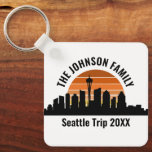 Seattle Skyline Sunset Anpassningsbar Family Vacat Nyckelring<br><div class="desc">Coolans anpassade nyckelkedja Seattle resa med stadens skylin vid solnedgången. En silhuett av staden byggnad i Washington,  inklusive rymden nål ovanför personligen för din familjemester.</div>