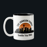 Seattle Skyline Sunset Anpassningsbar Vacation Sou Två-Tonad Mugg<br><div class="desc">Coolans anpassade Seattle resa keepsaké souvenir mugg med stadskylten vid solnedgången. En silhuett av staden byggnad i Washington,  inklusive rymden nål ovanför personligen för din familjemester.</div>
