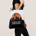 Seattle Skyline Sunset Resa Keepsaké Personlig Tygkasse<br><div class="desc">Coolan anpassade Seattle resa till påsen souvenir keepsaké med stadskylten vid solnedgången. En silhuett av staden byggnad i Washington,  inklusive rymden nål ovanför personligen för din familjemester.</div>
