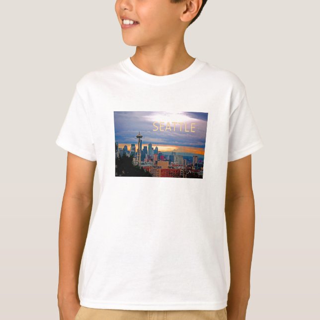 Seattle Washington Skyline vid Sunset TEXT SEATTLE Tee Shirt (Framsida)