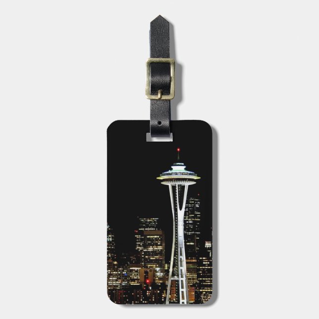 Seattskylin på natten, med Space Nål. Bagagebricka (Vertikal Framsida)