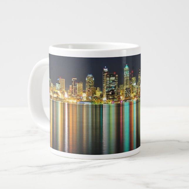 Seattyskylin på natten med reflektion jumbo mugg (Framsida vänster)